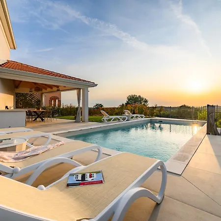 빌라 Luxury Sofia With Pool And Garage In Porec, Istria *