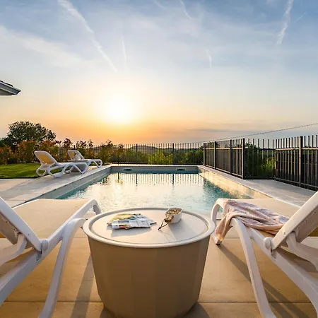 Luxury Sofia With Pool And Garage In Porec, Istria וילה