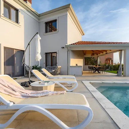 Luxury Sofia With Pool And Garage In Porec, Istria Βίλα Dračevac