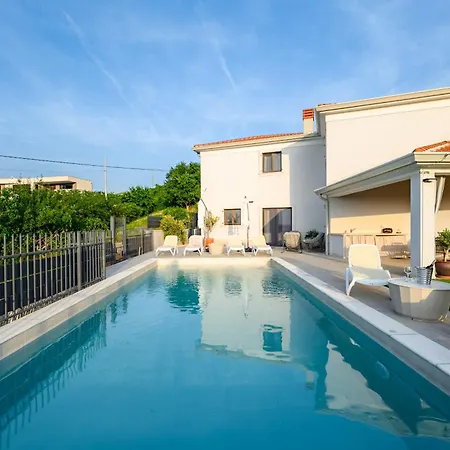 Luxury Sofia With Pool In Porec, Istria
