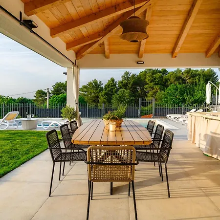 Luxury Sofia With Pool And Garage In Porec, Istria וילה