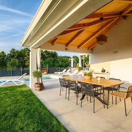 Luxury Sofia With Pool And Garage In Porec, Istria 빌라