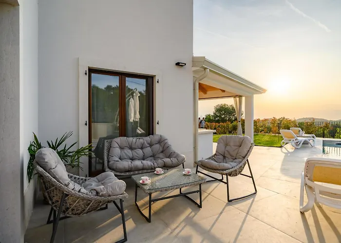 Luxury Sofia With Pool And Garage In Porec, Istria *