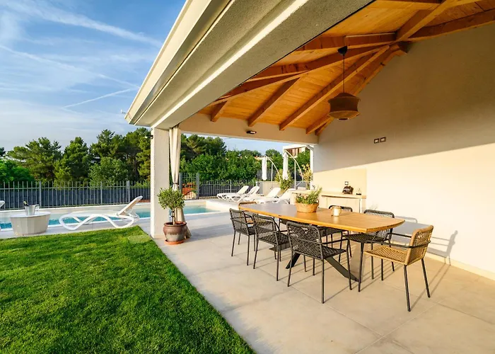 Luxury Sofia With Pool And Garage In Porec, Istria Villa