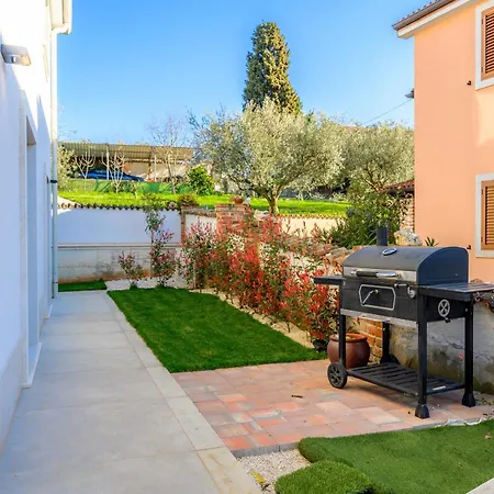 Luxury Sofia With Pool In Porec, Istria