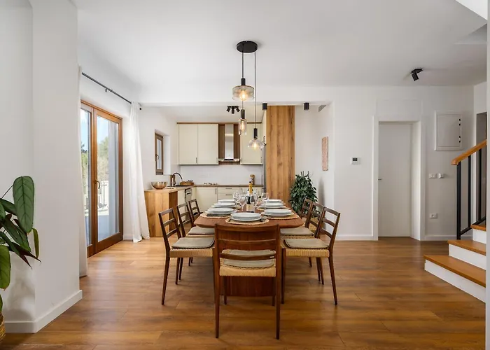 Luxury Sofia With Pool And Garage In Porec, Istria